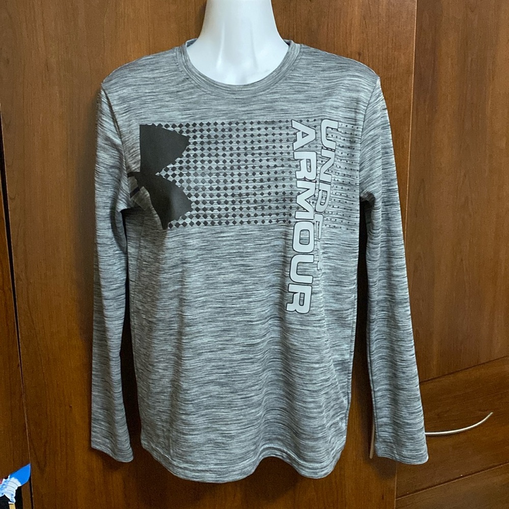 Under Armour P2p 17” youth large, gray, long sleeves